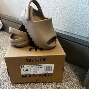 “Pure” Yeezy slides (kids)